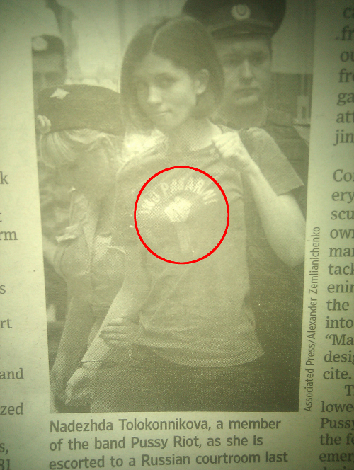 Nadezha Tolokonnikova, miembro de las Pussy Riot, con una camiseta donde se puede leer el lema NO PASARAN
